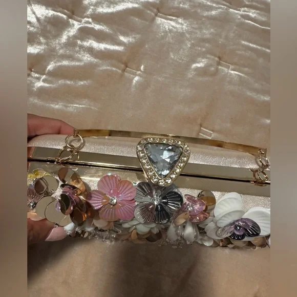 NWT Kelly and Katie floral clutch - Picture 5 of 5